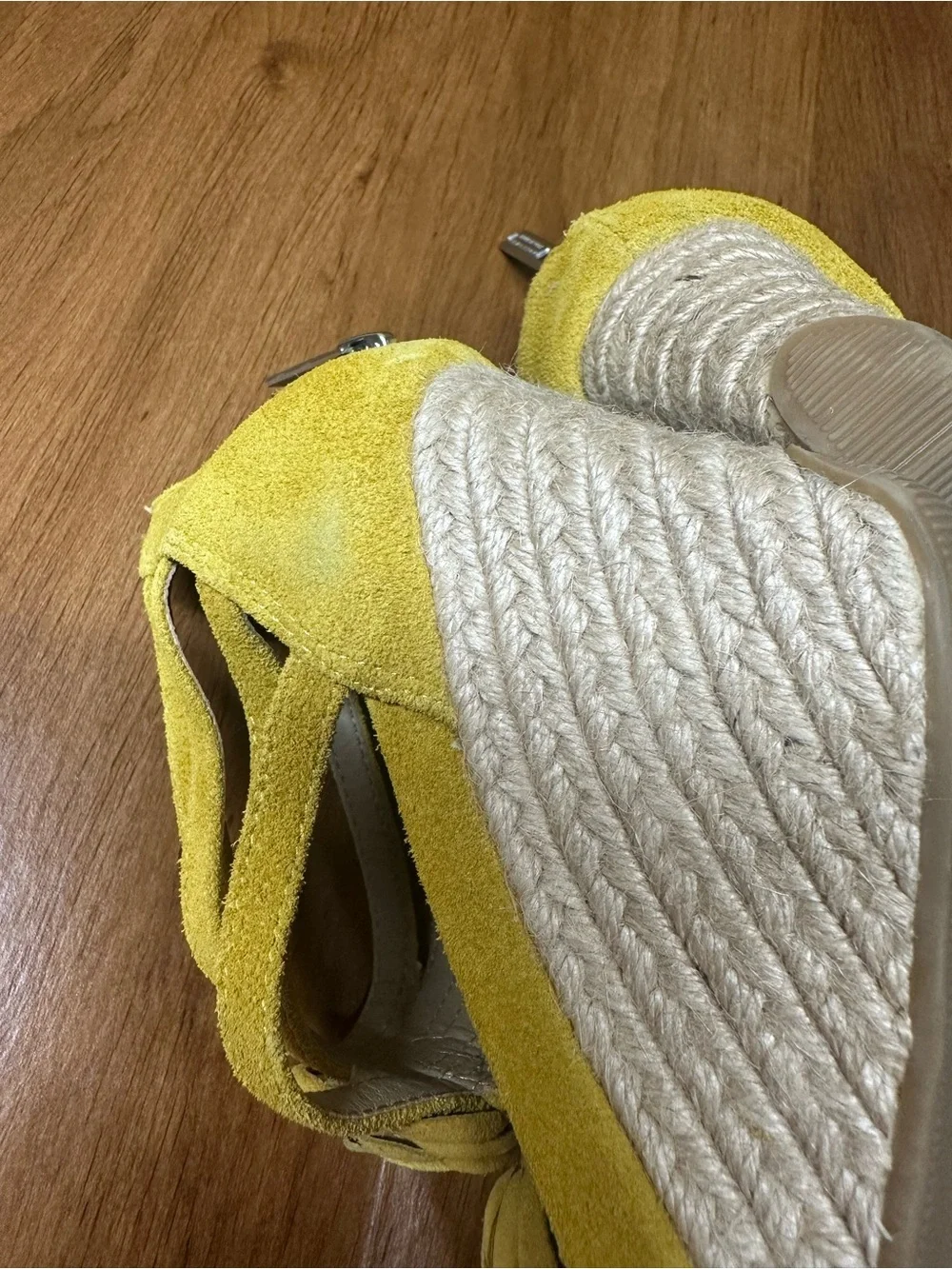 Kenneth cole Women’s Yellow Suede Wedge Sandals with Floral Detail size 7.5